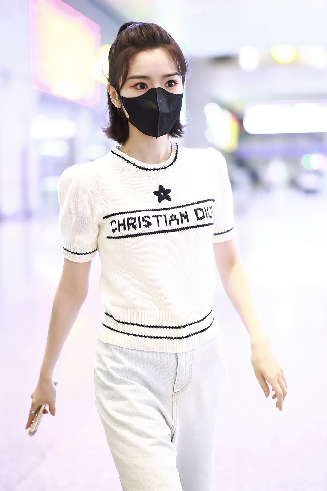 女神一枚！毛晓彤穿短袖线衫青春靓丽