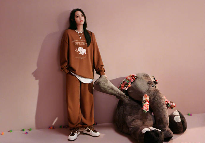 欧阳娜娜晒复古校园风写真 可盐可甜