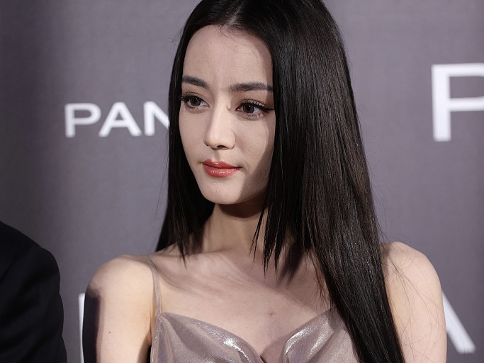 迪丽热巴穿香槟色长裙秒变“人间芭比”