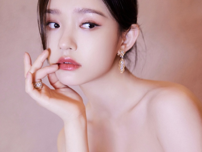 林允穿撞色拼接丝绒裙 妆容精致冷艳