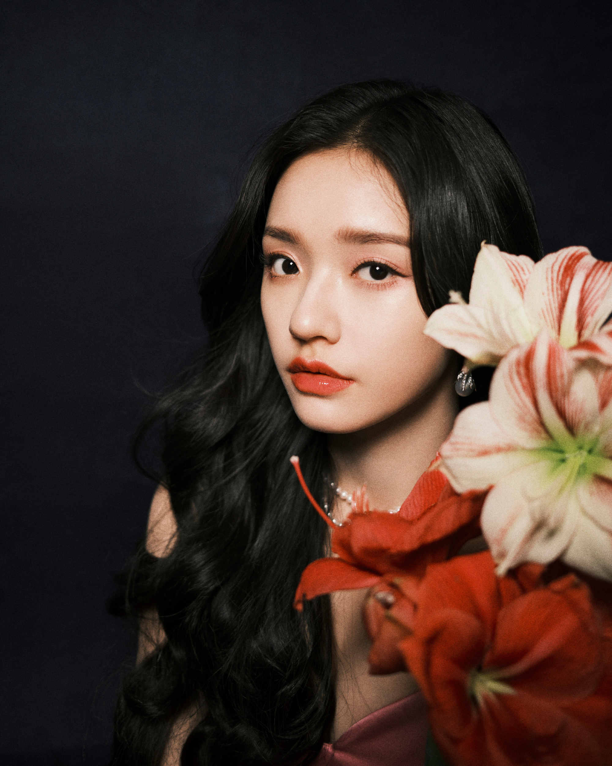 林允穿粉裙温柔甜美 与鲜花同框人比花娇