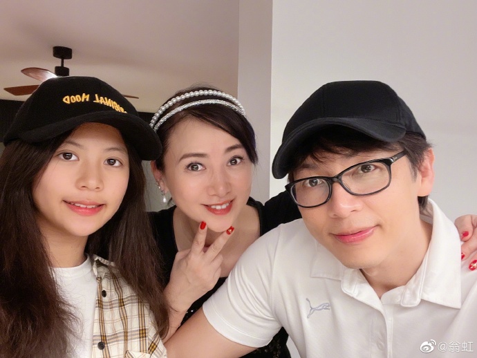 翁虹晒全家福为女儿庆生 14岁小水晶像爸爸