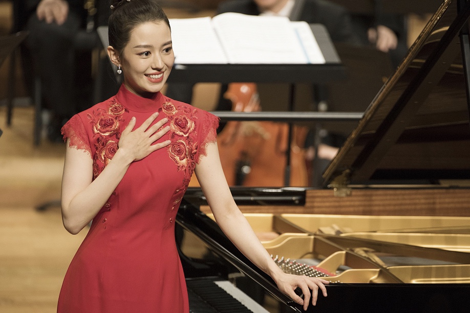 吉娜穿中国红旗袍演奏《黄河》微笑比心谢幕