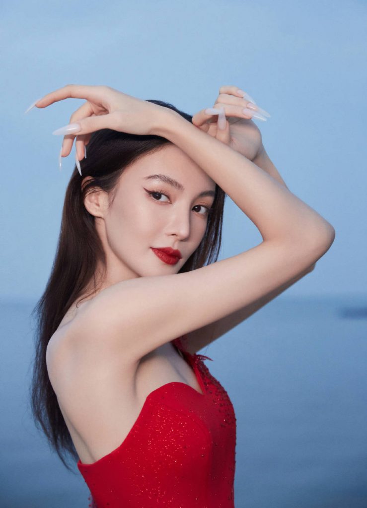 金晨穿红裙凸显窈窕身段 妩媚撩人