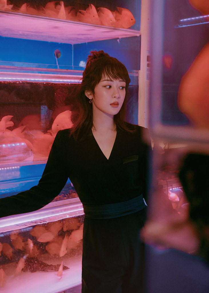 杨紫鱼缸光影写真梦幻又朦胧 氛围感拉满