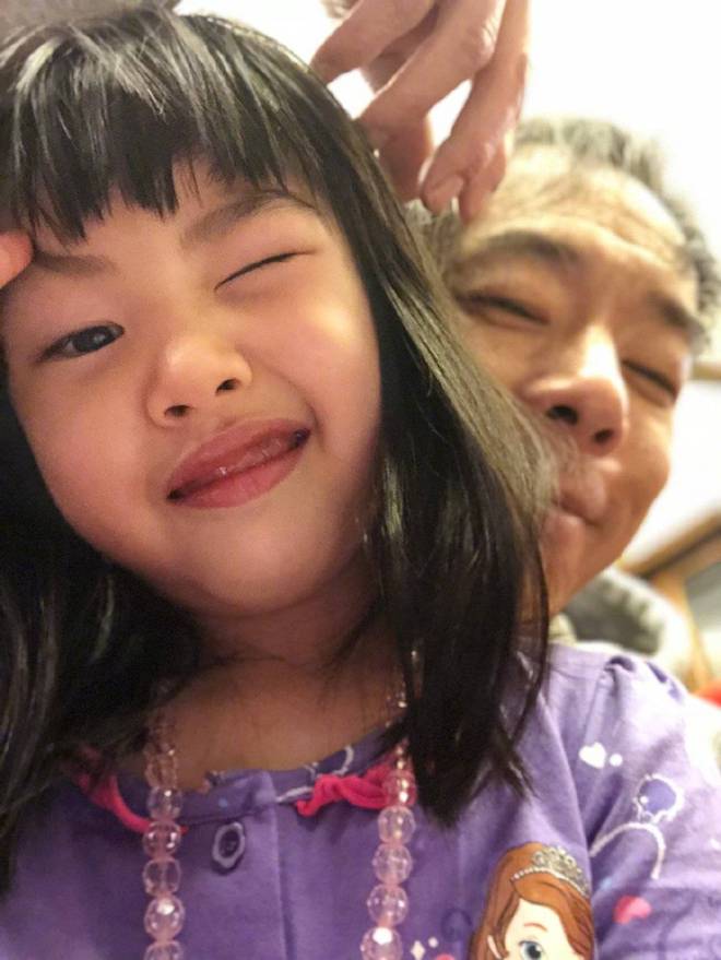 黄贯中发文为女儿庆生 称不在女儿身边很内疚