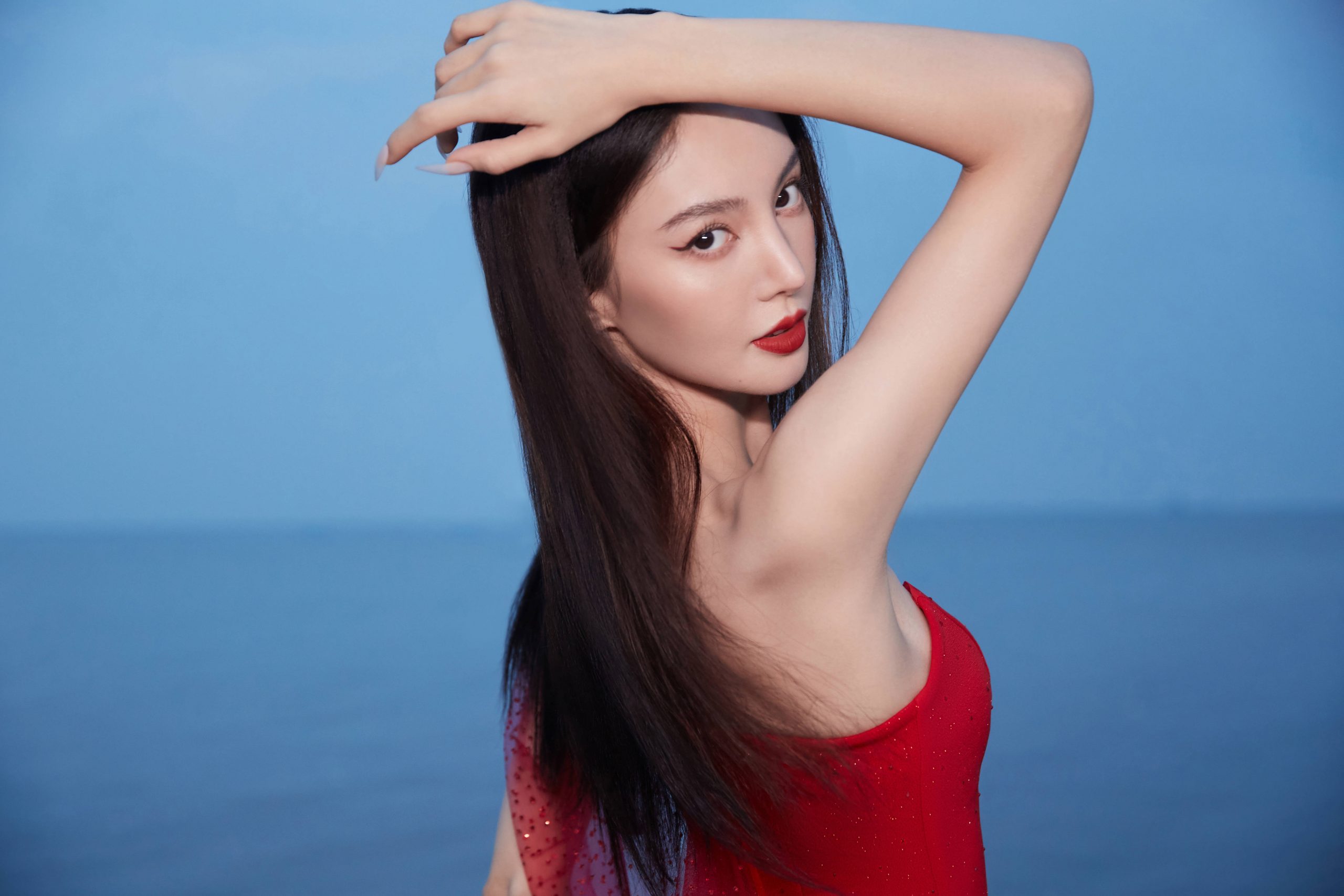 金晨穿红裙凸显窈窕身段 妩媚撩人