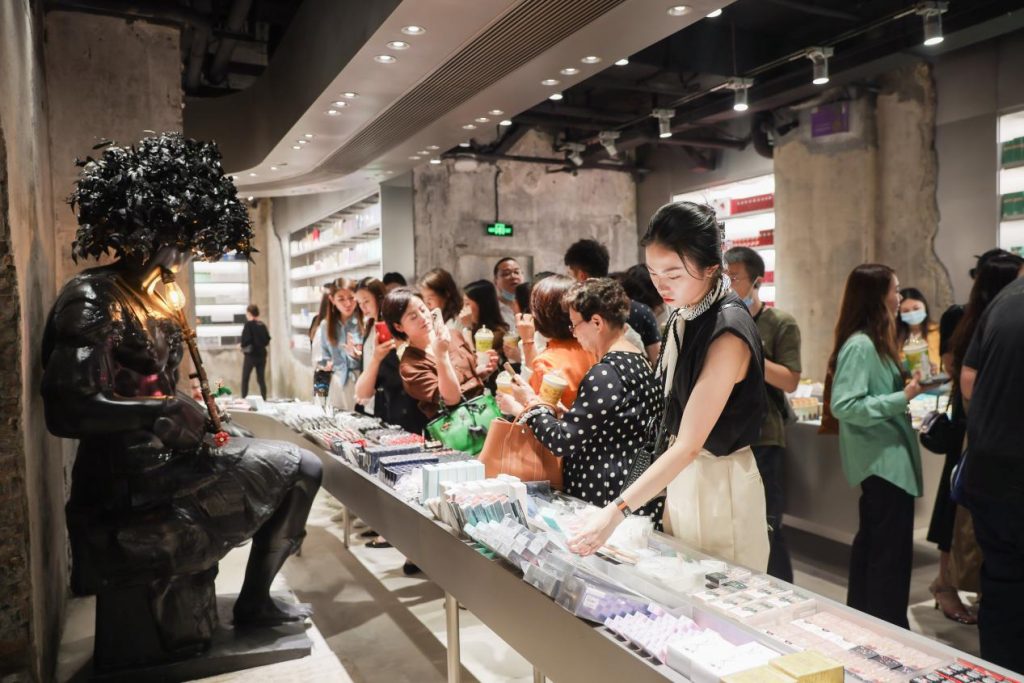 HAYDON黑洞华东首店亮相杭州湖滨商圈,构建城市艺术潮流消费地标新势能