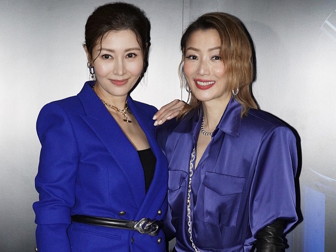 郑秀文穿深V裙大秀事业线 李嘉欣美丽依旧