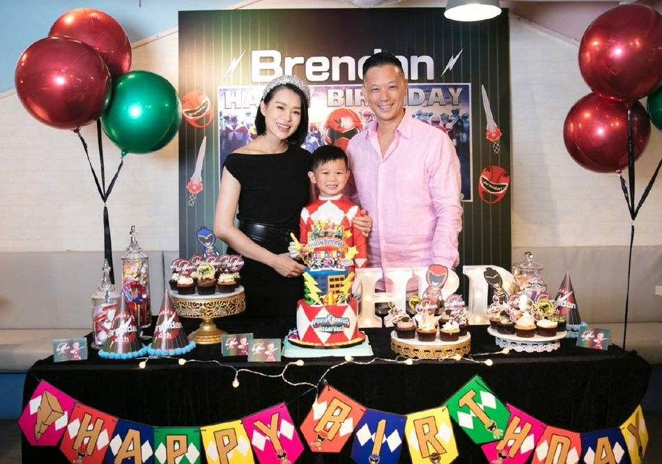 胡杏儿为大儿子庆生 Brendan灿笑童趣可爱
