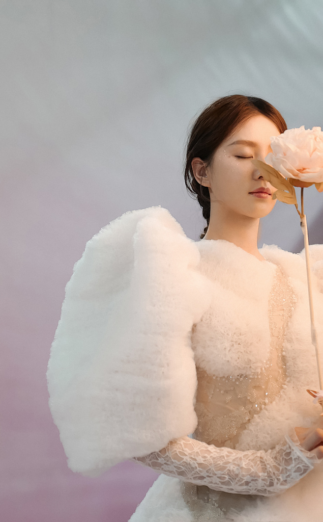 花仙子！刘诗诗穿宽肩礼服白纱遮面美如画