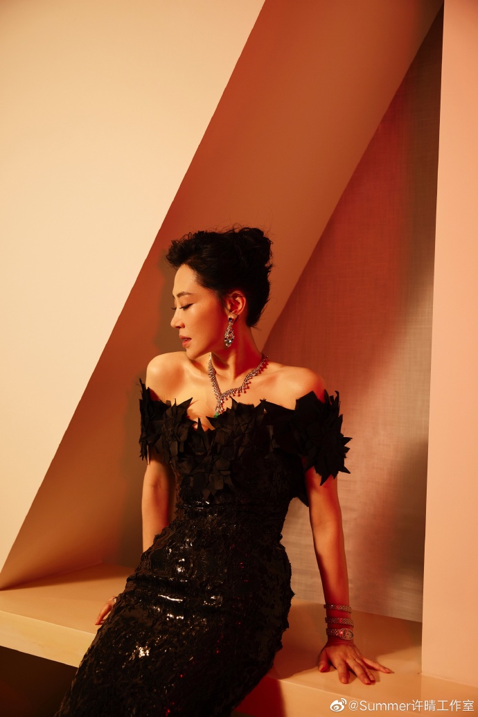 冻龄女神！许晴深V紧身鱼尾裙身材凹凸有致