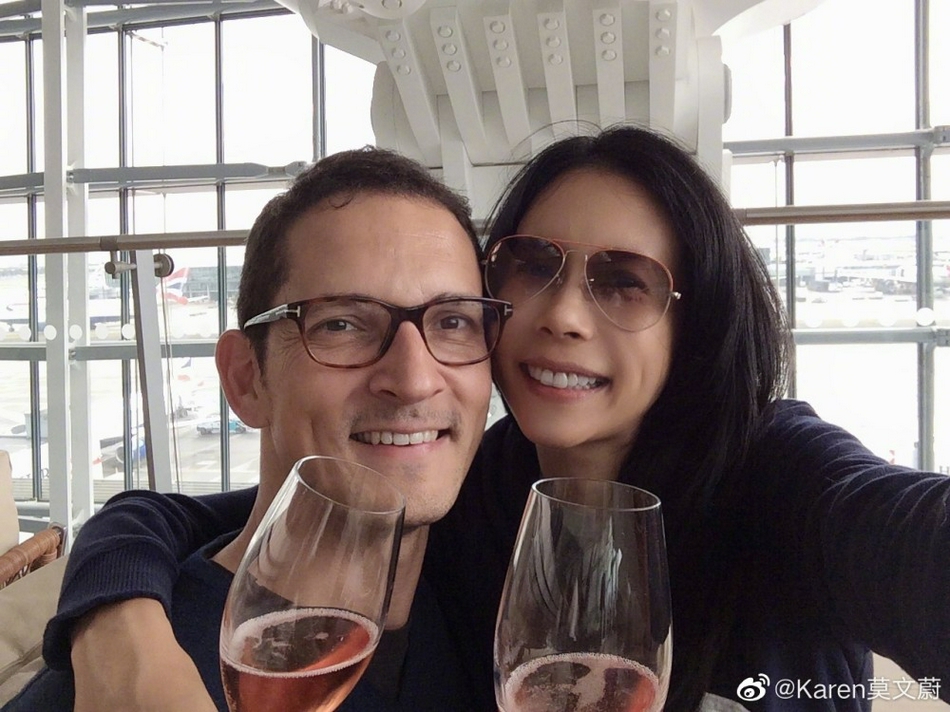 莫文蔚晒合影庆结婚十年 喊话：宝贝我爱你