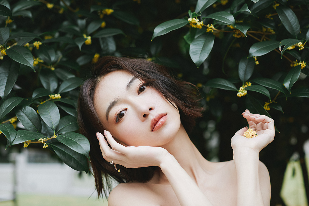 吴谨言穿白色拖地裙性感优雅 背部线条超赞