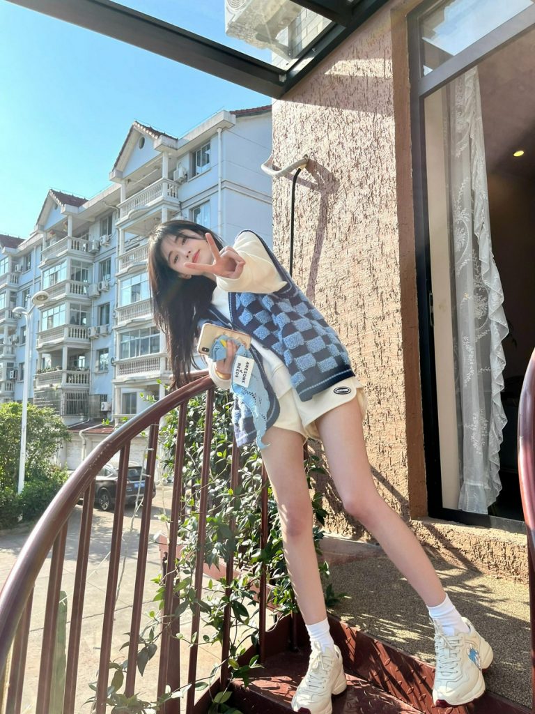 鞠婧祎晒美照 穿毛线马甲搭配短裤清新甜美