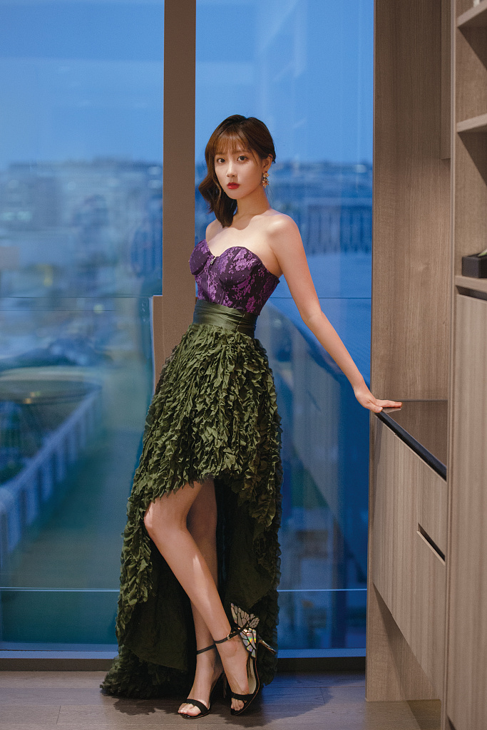 李艺彤穿紫色抹胸长裙美艳十足