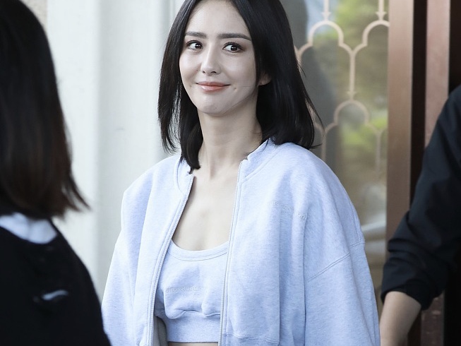 佟丽娅露脐套装搭齐肩发清新减龄很少女