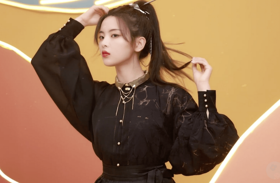 杨超越汉服造型曝光 温婉或飒爽各具韵味