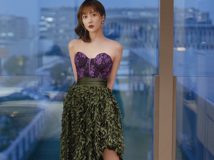 李艺彤穿紫色抹胸长裙美艳十足