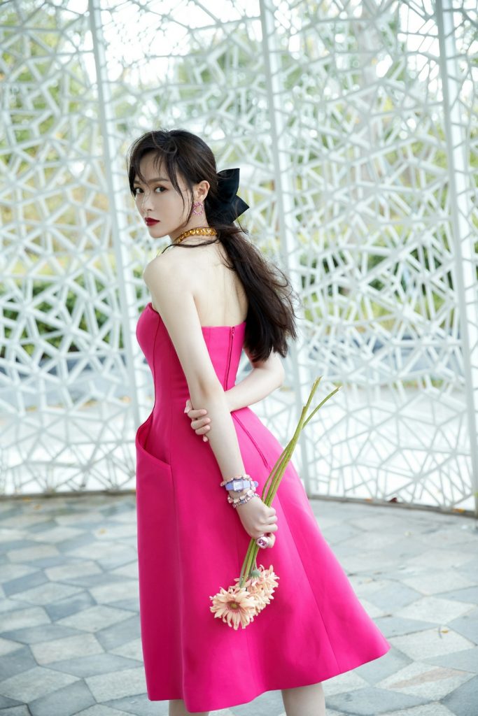 唐嫣穿抹胸粉裙与花合影 展现优美肩颈线