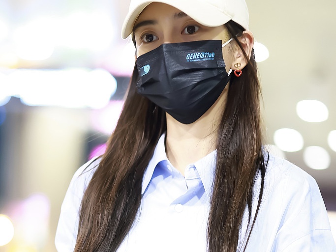 Baby衬衫搭棒球帽少女感十足 美腿长又直