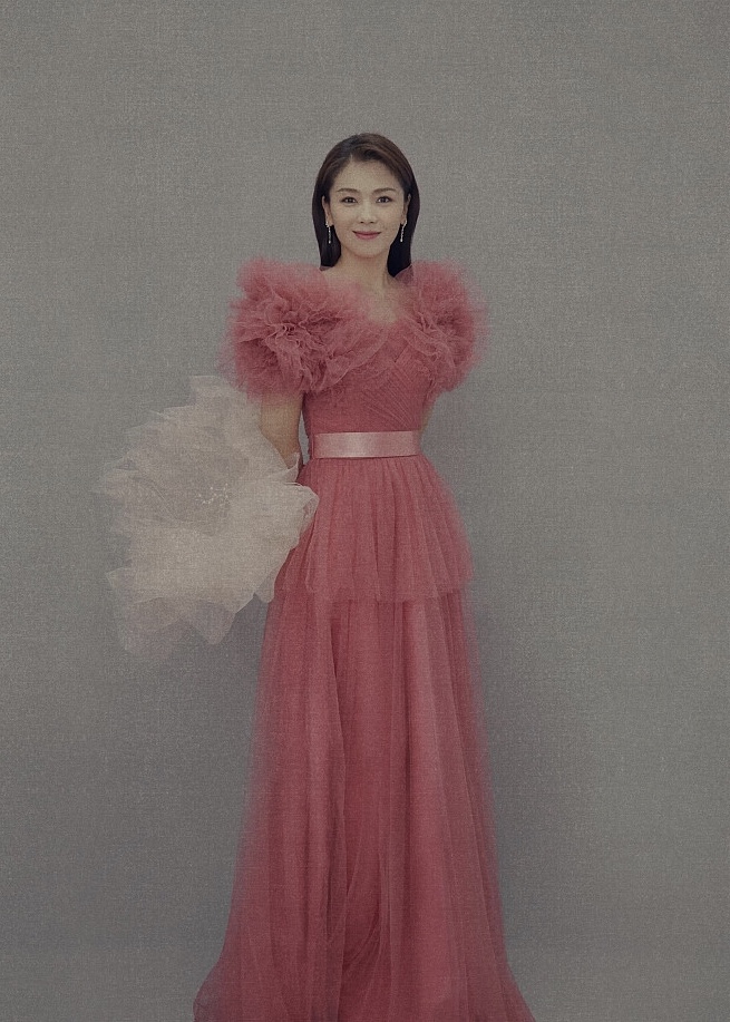 刘涛穿红色长摆纱裙勾勒曼妙身姿 人比花娇