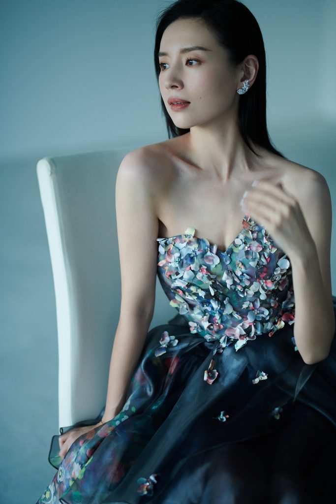 董洁穿抹胸裙优雅迷人 优越肩颈线太抢眼