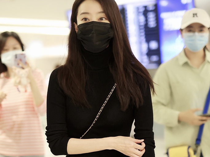 张小斐机场获赠粉丝手写信 拿手上不停把玩