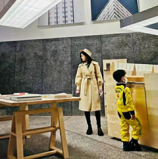 陈妍希带儿子逛书店 小星星穿赛车服超帅气