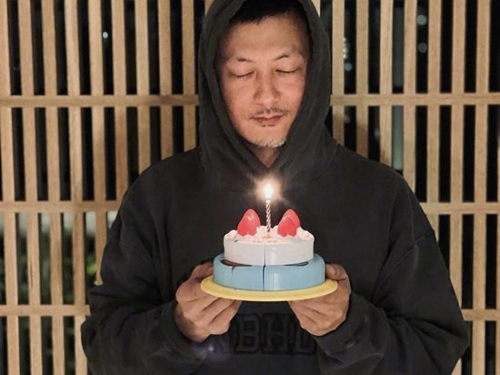 余文乐首次曝光儿女正脸照 和朋友露营谈原生家庭