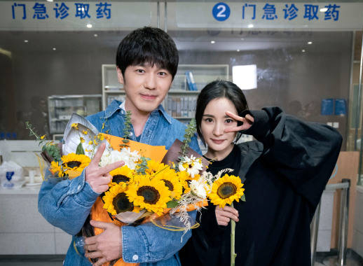 杨幂白宇新剧杀青拍合照 手捧鲜花心情好