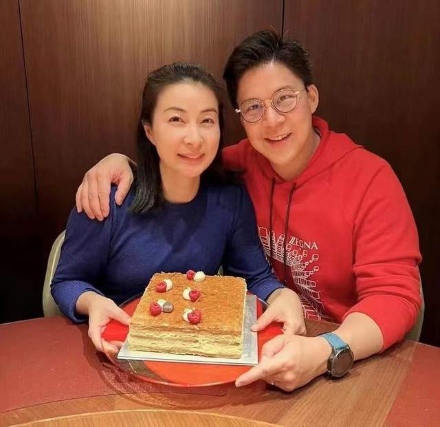郭晶晶庆结婚九周年！与霍启刚合照罕露害羞神态