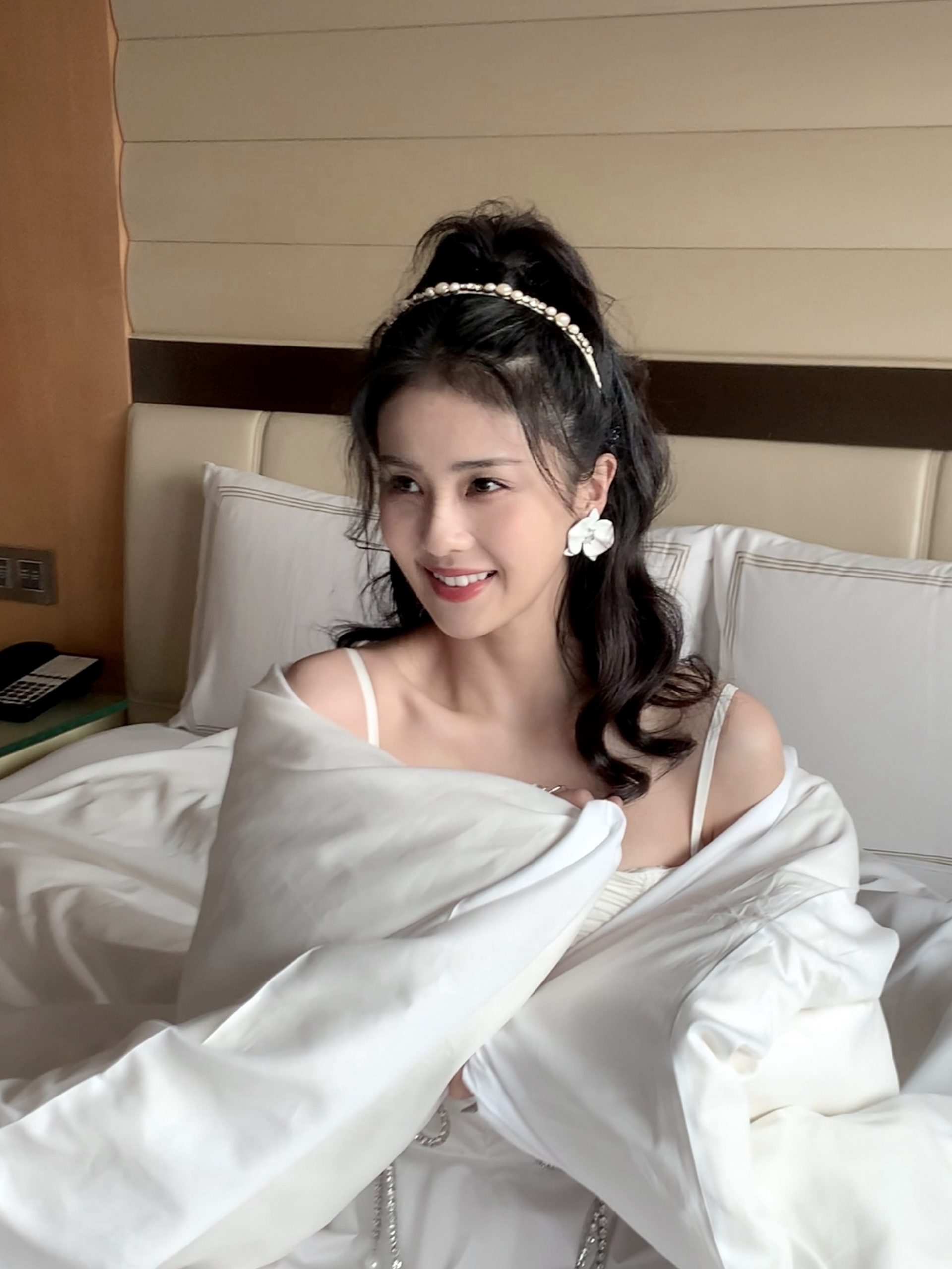 白鹿穿吊带配短裙清纯动人 摆pose娇俏可爱