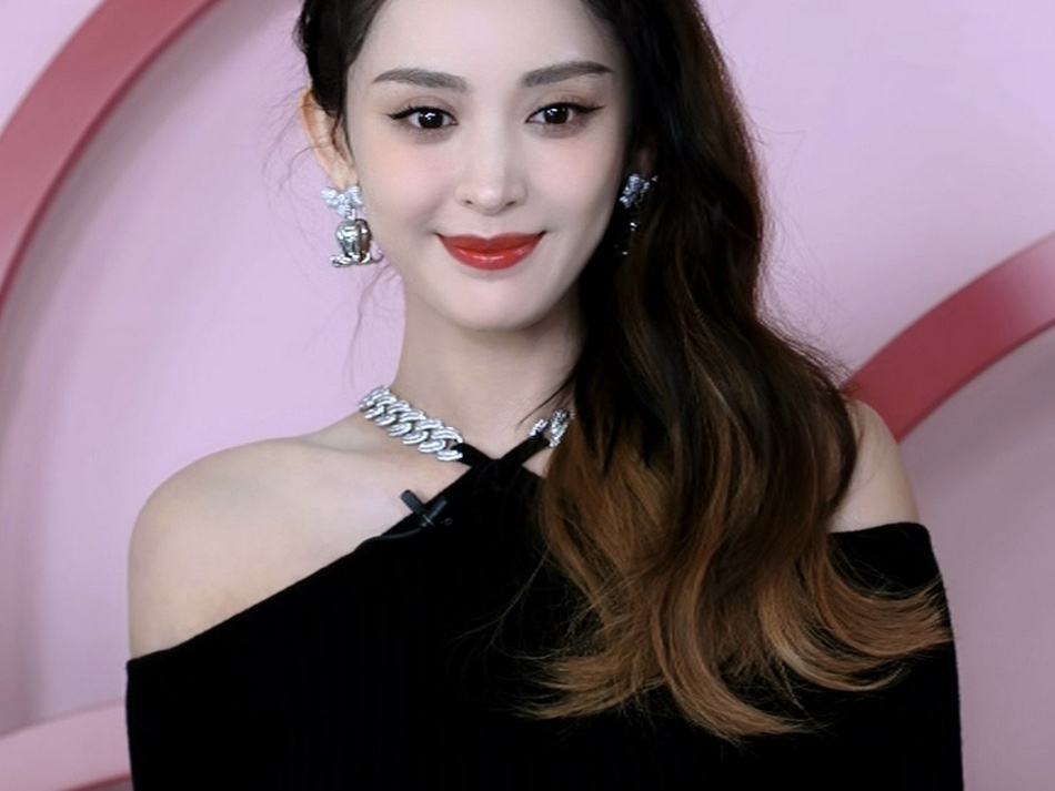 娜扎穿露肩裙秀性感 红唇迷人