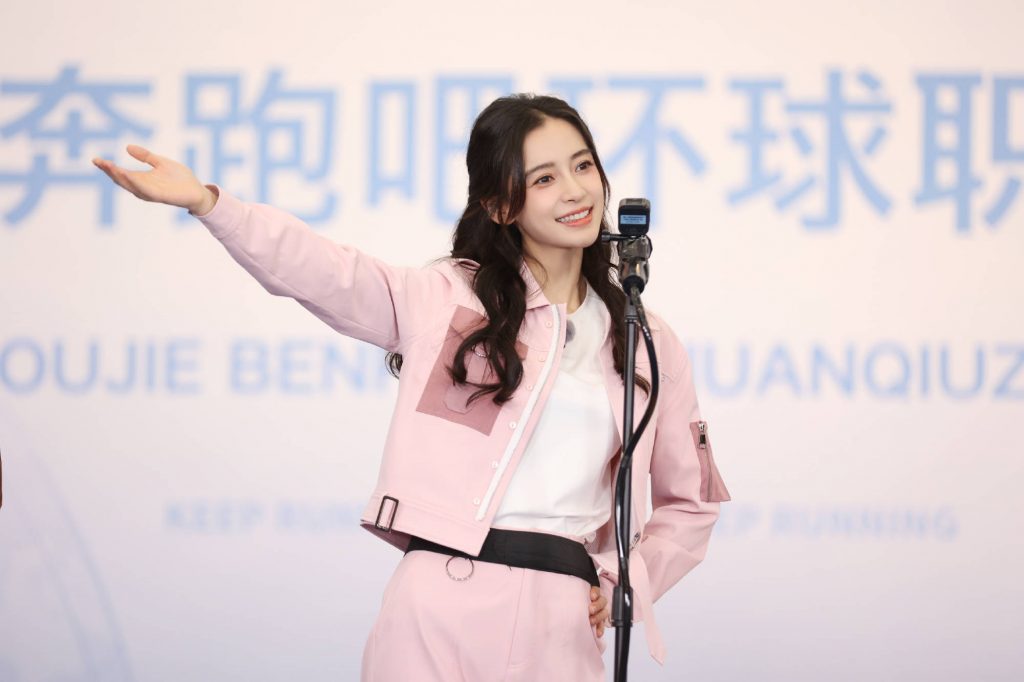 杨颖穿粉色工装甜美温柔 戴安全帽俏皮可爱