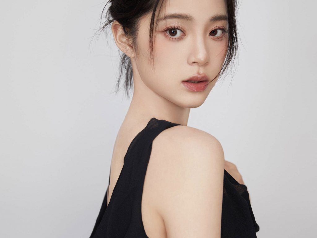 欧阳娜娜穿深V戴皇冠变身公主 优雅元气