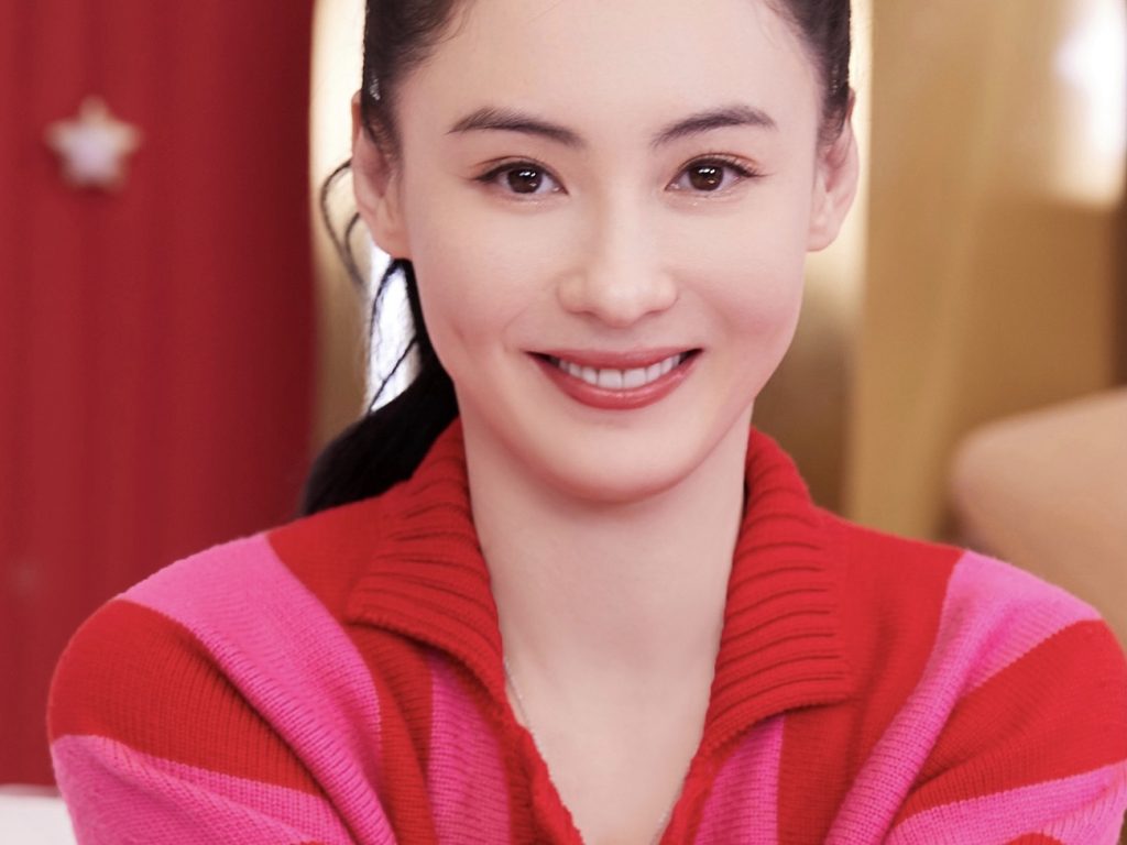 张柏芝扎丸子头元气可爱 穿红衣状态满分