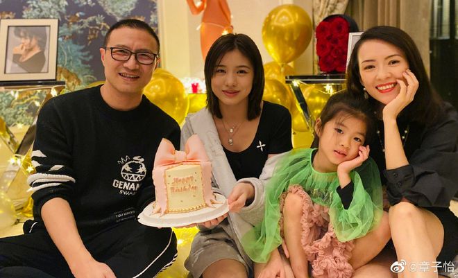 章子怡晒家人大合照 为小苹果庆16岁生日
