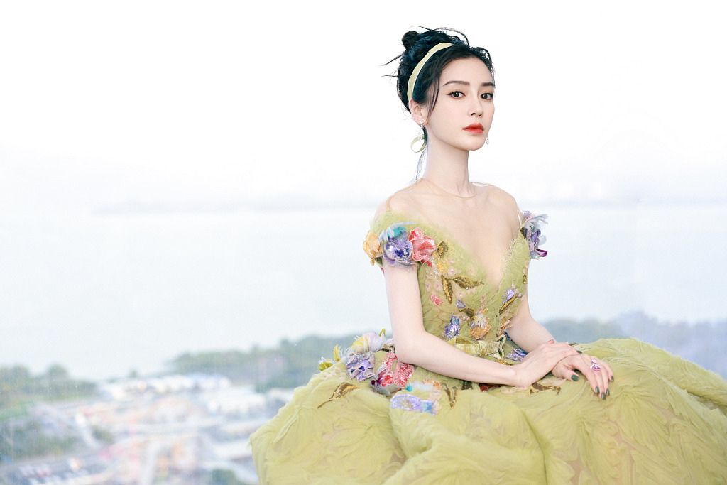 小仙女一枚！baby穿黄绿色雕花长裙清新灵动