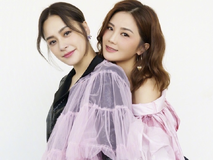 姐妹情深！twins合体参加活动 甜美依旧