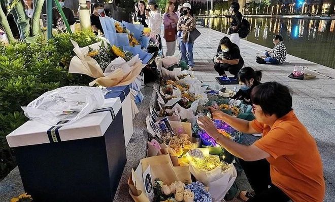 高以翔去世两周年粉丝到事发地献花 挚友晒图悼念