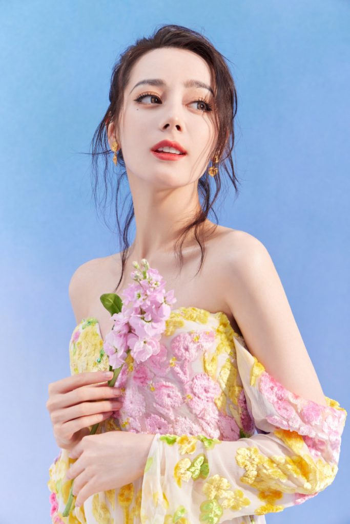 热巴穿抹胸花裙露甜笑 赤脚拍照显调皮