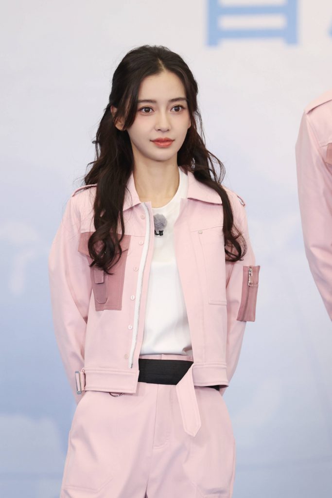 杨颖穿粉色工装甜美温柔 戴安全帽俏皮可爱