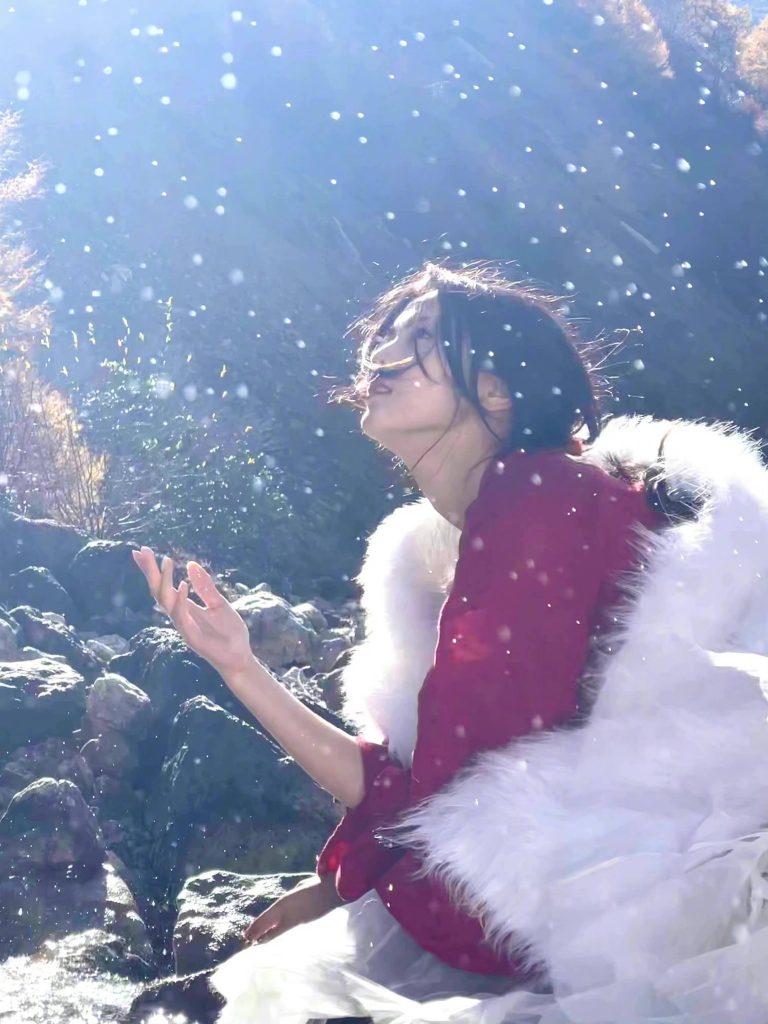 杨超越一袭红衣变身神明少女 温暖灿烂