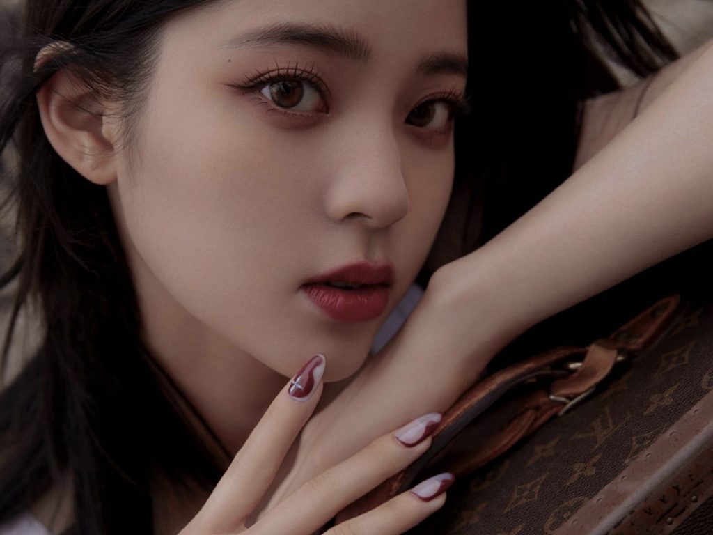 欧阳娜娜拍复古质感写真 长发红裙优雅高贵
