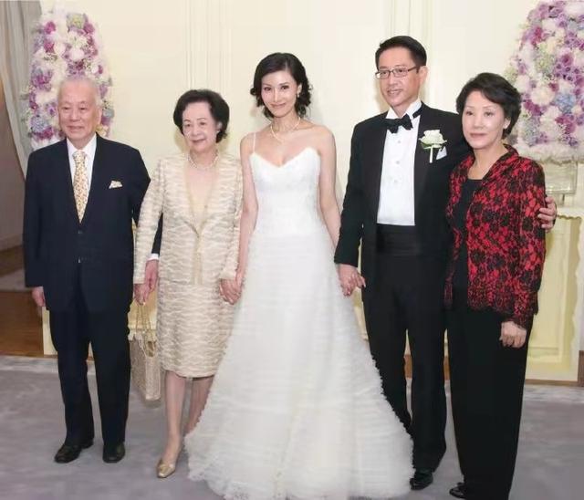 李嘉欣晒旧照庆祝结婚13周年，亲切牵婆婆手