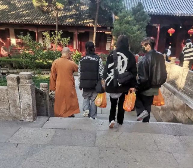 杨幂刘诗诗同游寺庙被偶遇，俩人并排走有说有聊