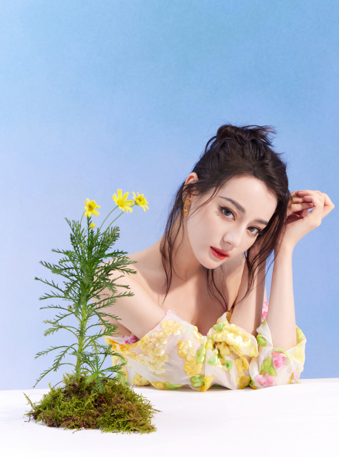 热巴穿抹胸花裙露甜笑 赤脚拍照显调皮