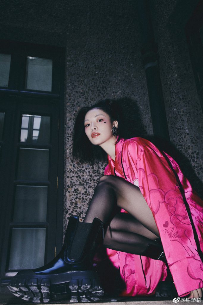 钟楚曦扎双马尾穿黑丝 妆容十分夸张