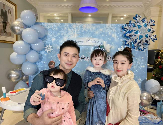 樊少皇为大女儿庆生，四岁饭兜打扮似公主，一家四口高颜值惹人羡